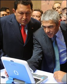 Hugo Chavez and Jose Socrates with Magellan notebook, AFP/Getty