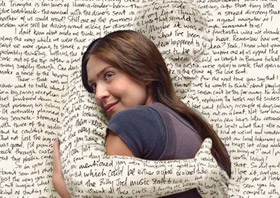menina abraçada às letras