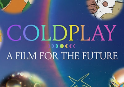 Coldplays «A Film for the Future»-kampanjebilde med bandet i en livlig artistisk setting.