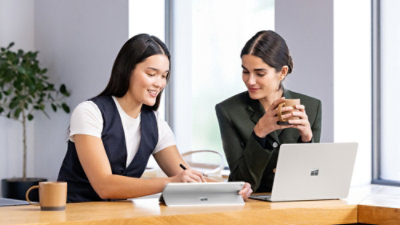 Beberapa perempuan sedang melihat laptop.