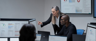 Un homme et une femme travaillent à un bureau.