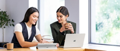 Eine Gruppe von Frauen, die auf einen Laptop schaut.