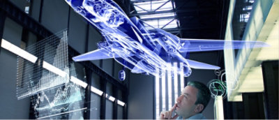 Un homme regardant un modèle d'avion