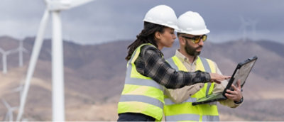 Un homme et une femme portant des gilets de sécurité et des casques.