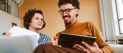 Deux personnes travaillant sur une tablette