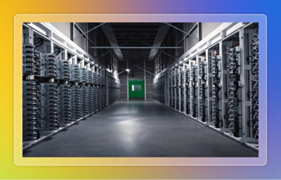 Um corredor longo com fileiras de servidores de computador.
