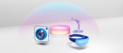 Image rendue de gadgets variés, notamment une caméra, un anneau lumineux, un écouteur et un bracelet sur une surface blanche