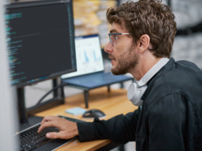 En person tittar på en datorskärm
