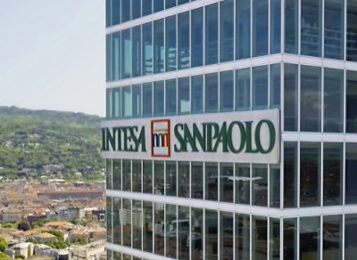 Zbliżenie na budynek z napisem INTESA SANPAOLO.
