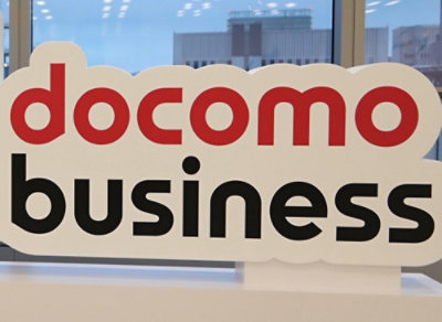Zbliżenie na znak Docomo z czerwonymi i białymi literami.