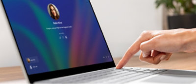 Prenosný počítač zobrazujúci prihlasovaciu obrazovku vo Windowse