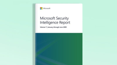 Primer plano de un libro con una portada blanca y verde que muestra el texto Informe de inteligencia de seguridad de Microsoft, volumen 7: enero–junio 2009.