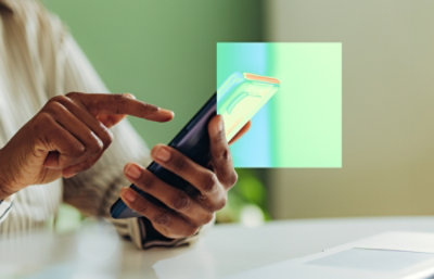 Ranka, laikanti mobilųjį telefoną.