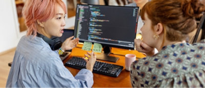 Due donne che lavorano al computer