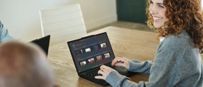 Laptopon gépelő személy.