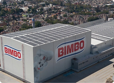 Didelis baltas pastatas su raudonu ir mėlynu užrašu „BIMBO“.