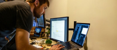 Seseorang sedang mengetik di laptop.