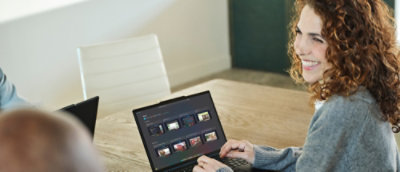 Seseorang menggunakan laptop.