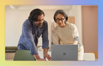 Um homem sentado à mesa com um laptop.