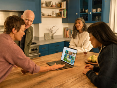 Sieviete izmanto Windows 10 klēpjdatoru ar OneDrive