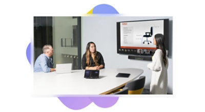 Tre personer i ett mötesrum som tittar på en presentation som hålls via ett Teams-samtal på en tv på väggen.