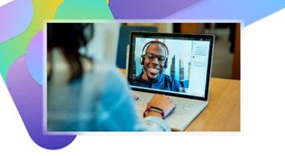 Ordinateur portable affichant un appel vidéo Teams et une fenêtre de conversation instantanée ouverte à droite.