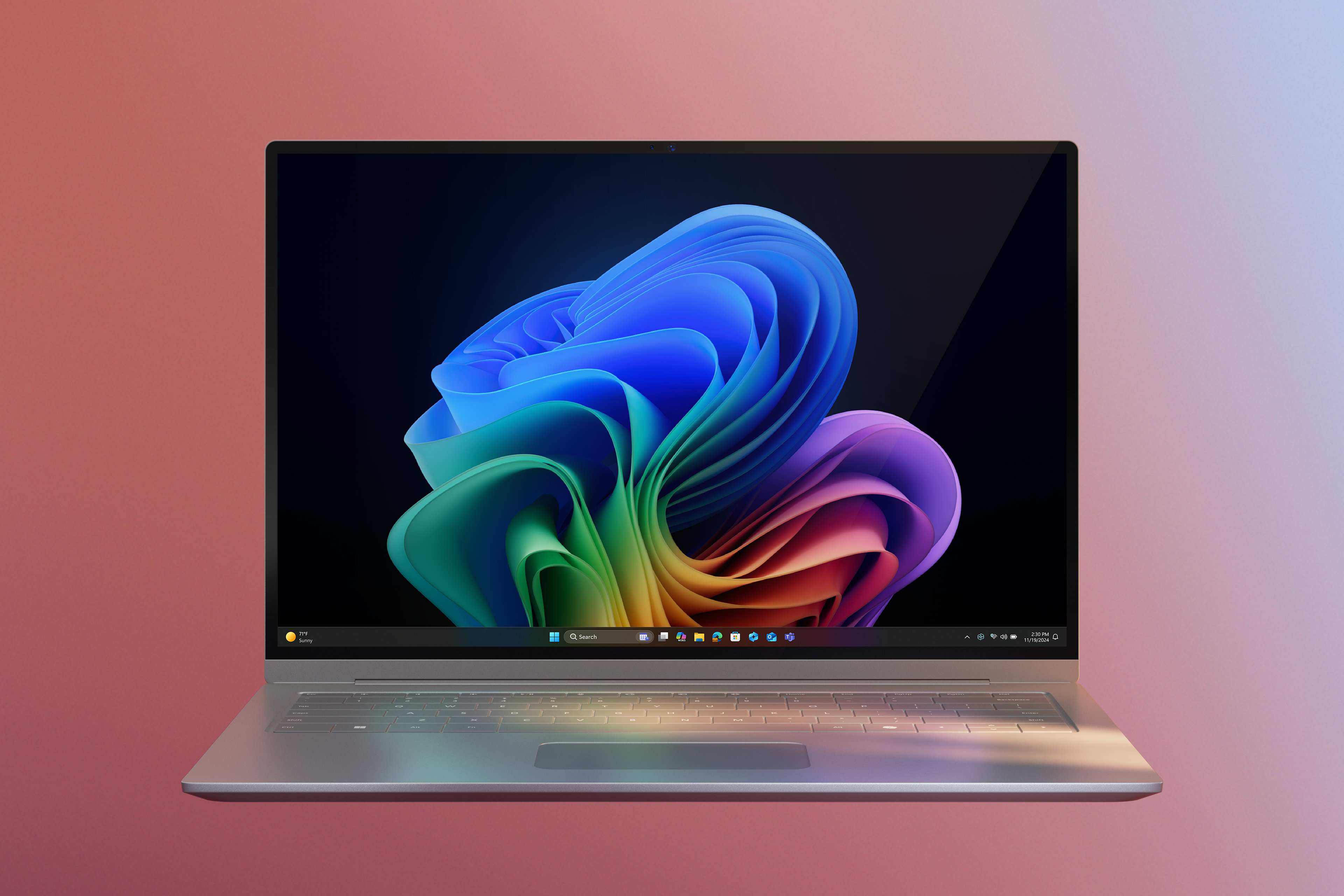 En åpen bærbar PC i platina med en Windows 11 Pro Copilot+ PC som viser regnbueblomstbildet mot en rosa gradientbakgrunn