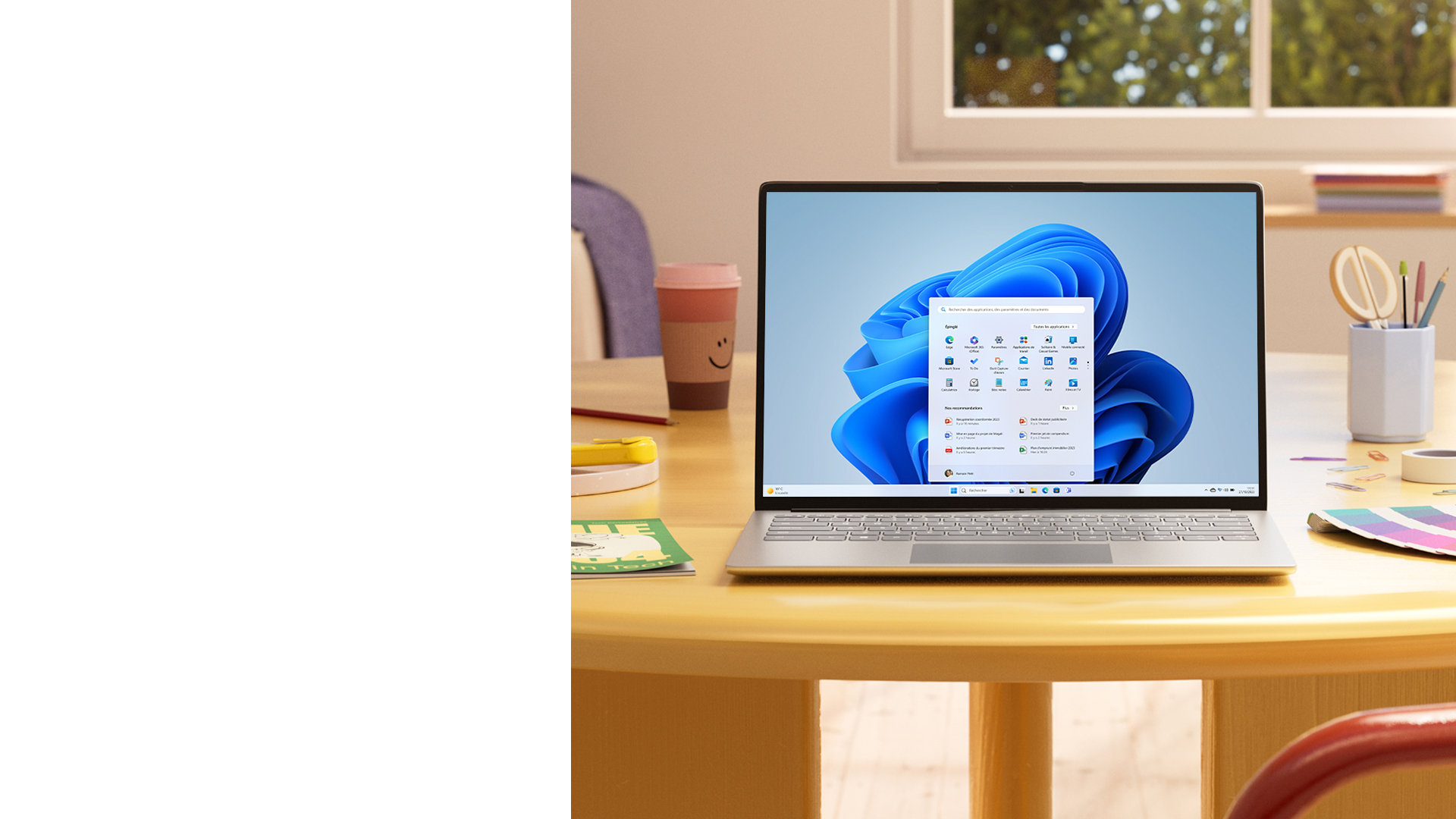 PC Windows 11 posé sur une table et affichant le menu Démarrer