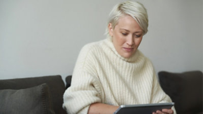 Kobieta patrzy na tablet.