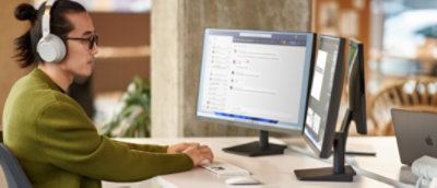 Una persona che usa un computer