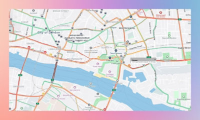 一幅風格化倫敦市中心地圖，顯示道路、河流、各種興趣點及交通線路。