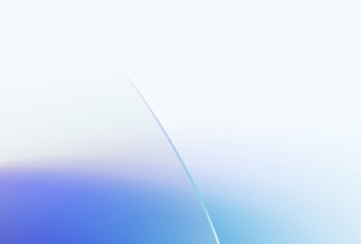 파스텔 색상의 부드럽고 둥글고 반투명한 형태의 반짝이는 추상 조각의 클로즈업.