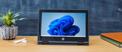 テーブルの上のノート PC の画面に青い物体が表示されています。