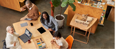 Groupe de personnes assises autour d’une table.
