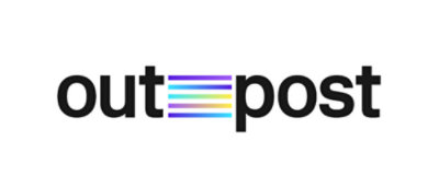 Logo med ordet "outpost" i sorte bogstaver, med et flerfarvet design, der erstatter bogstavet "t".