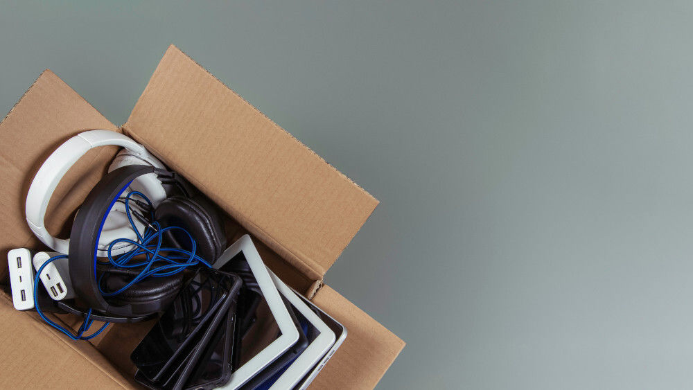 Ein Karton, gefüllt mit elektronischen Kleingeräten