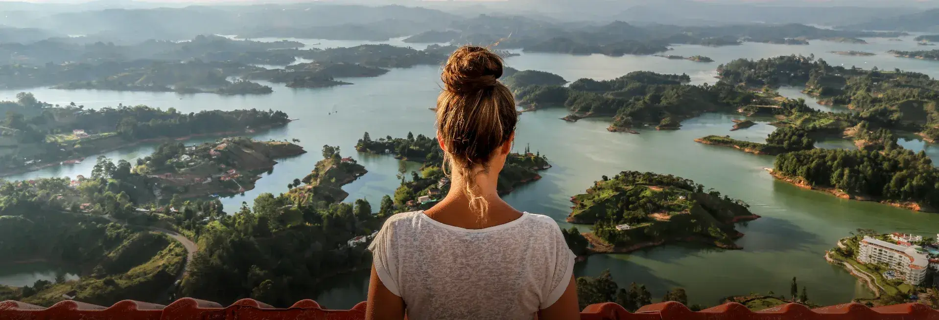 Mujer viendo paisaje de guatapé