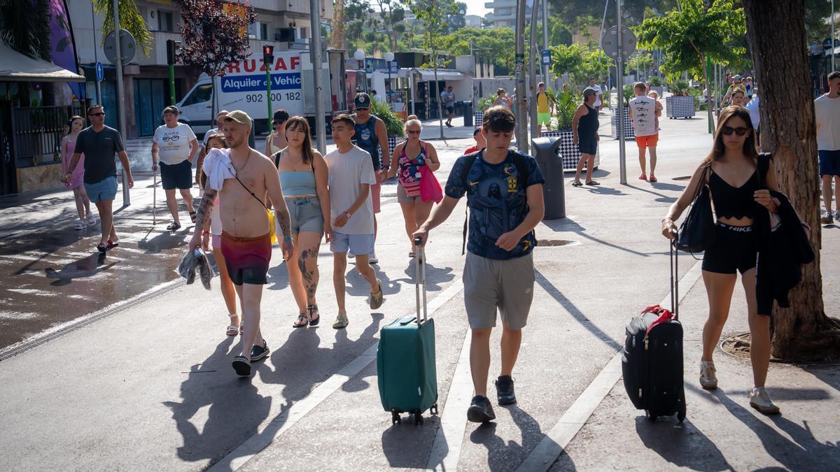 Fotos de turistas, hoteles, calles, playas con bañistas. Zona recomendada: Cap Salou, playas de Salou.