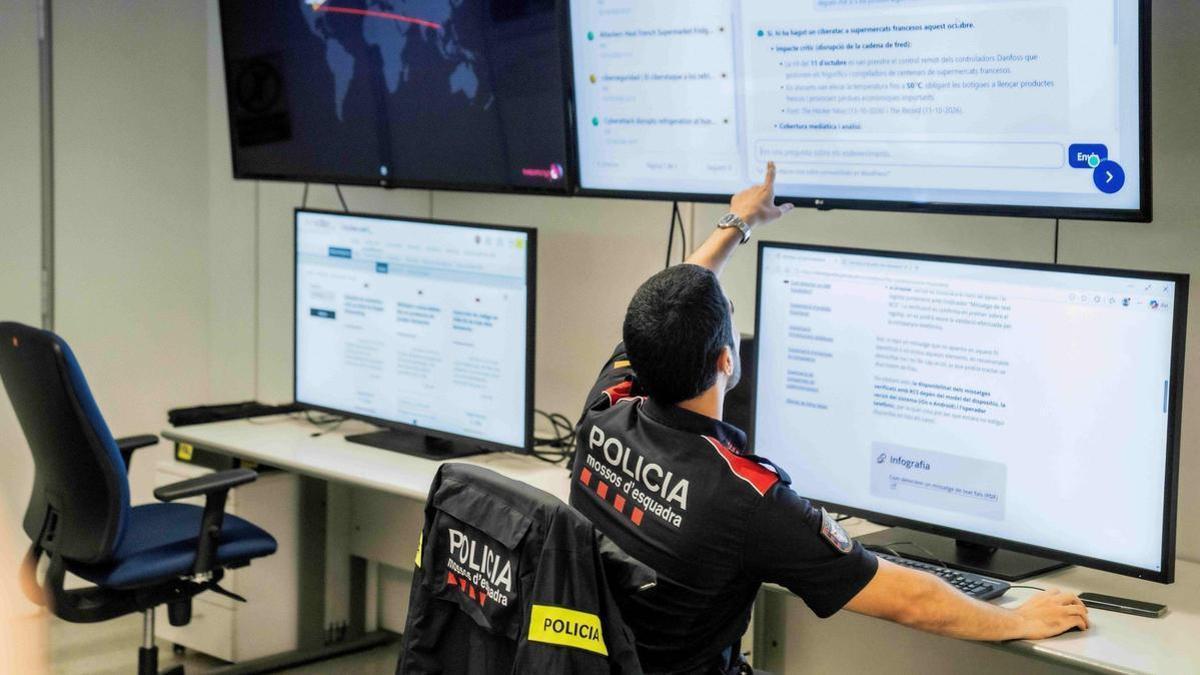 Un agente de la Comisaría General de Tecnologías de la Información y la Comunicación (CGTIC) de los Mossos