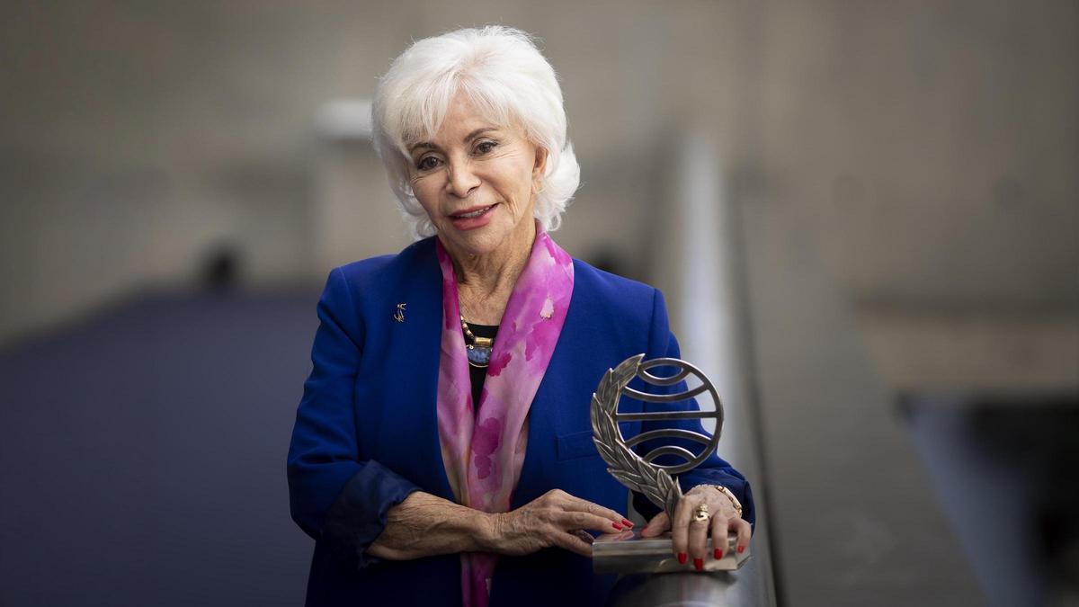 Isabel Allende, la escritora ganadora del Premio Planeta 2026, posa para los fotógrafos antes de la rueda de prensa.