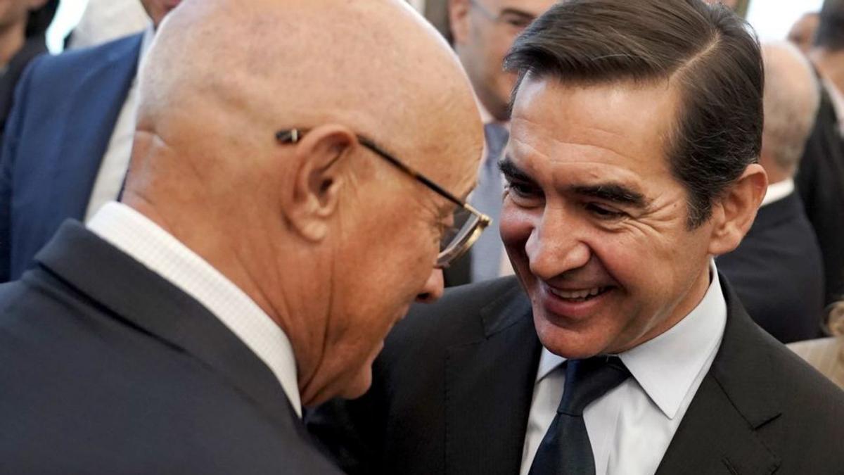 El presidente del Banc Sabadell, Josep Oliu, y el del BBVA, Carlos Torres, en una imagen de archivo.