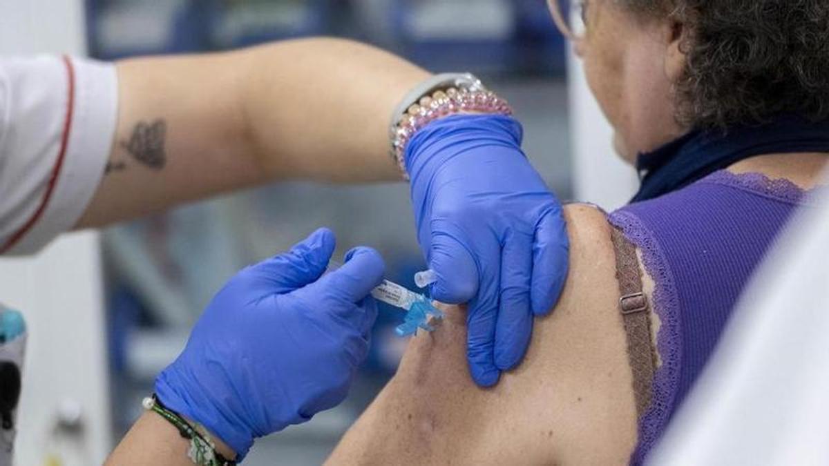 La vacuna de la gripe no convence a los mayores: 4 de cada 10 personas de más de 65 años no se vacuna