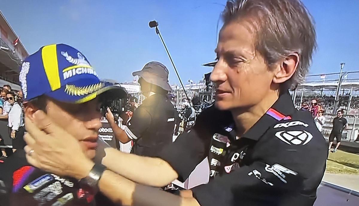 Massimo Rivola, a la derecha, jefe del triunfador equipo Aprilia felicita a Jorge Martín por su liderato.