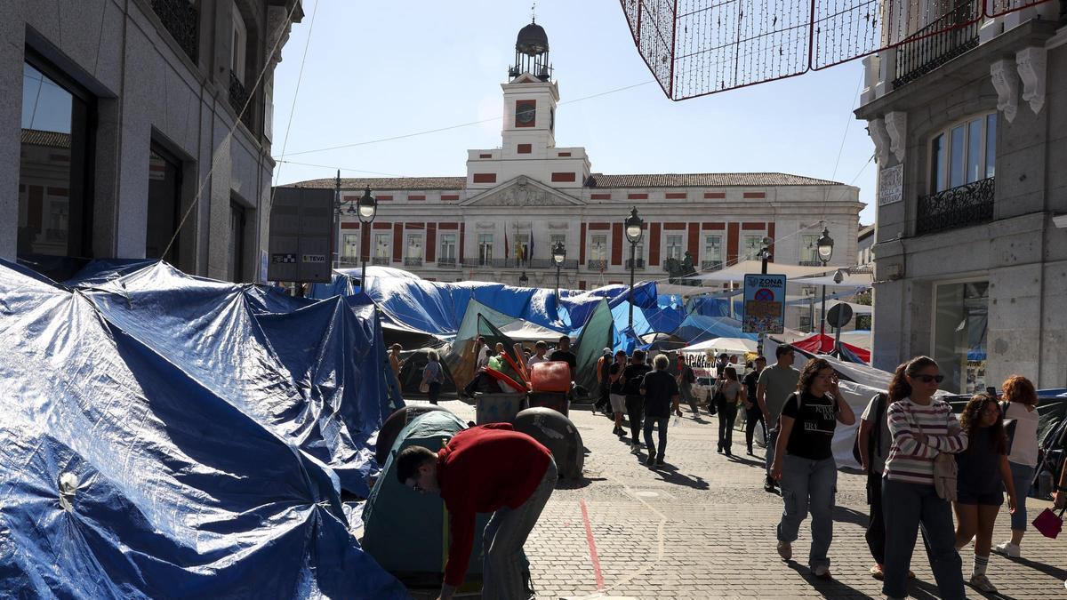 Los acampados en la Puerta del Sol deciden en asamblea el futuro de la movilización.