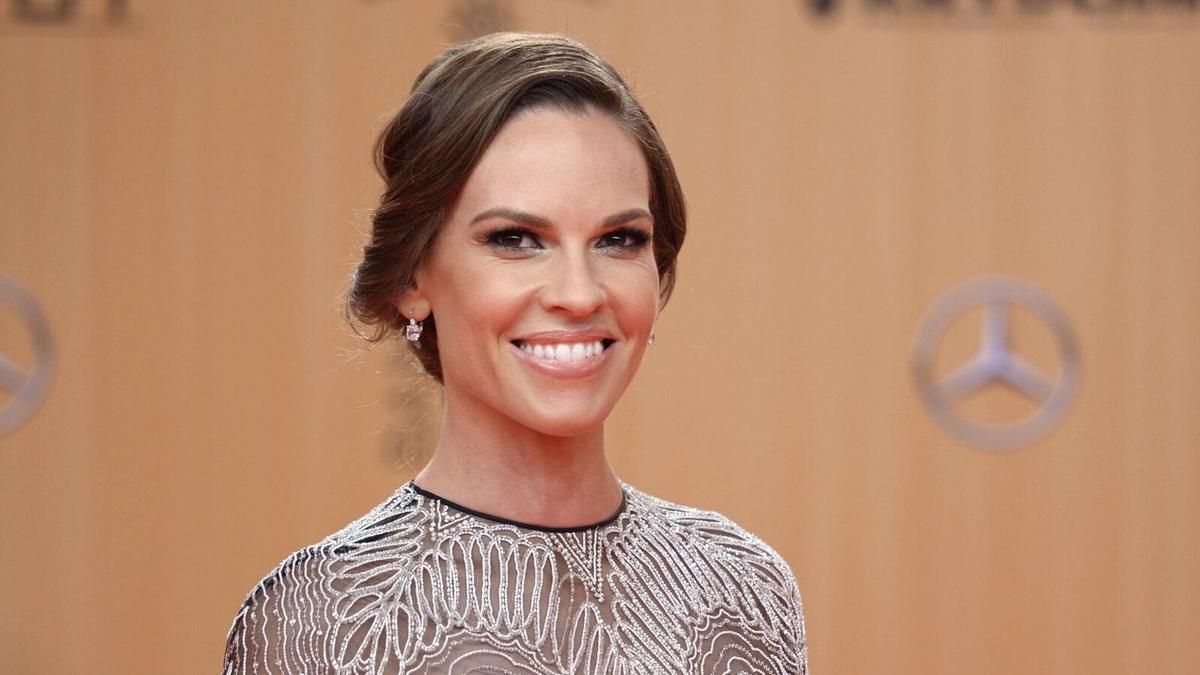 Hilary Swank, embarazada de su tercer hijo a los 52 años: el original anuncio y la reacción de sus mellizos
