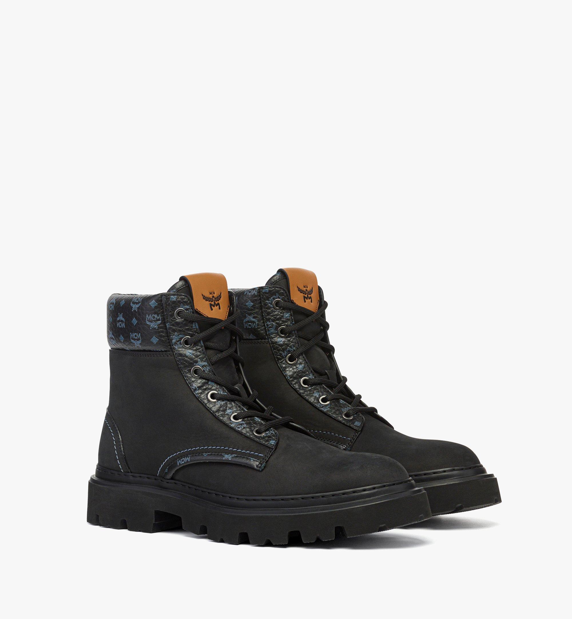 Knöchelhohe Stiefel aus Nubukleder mit Monogramm-Print