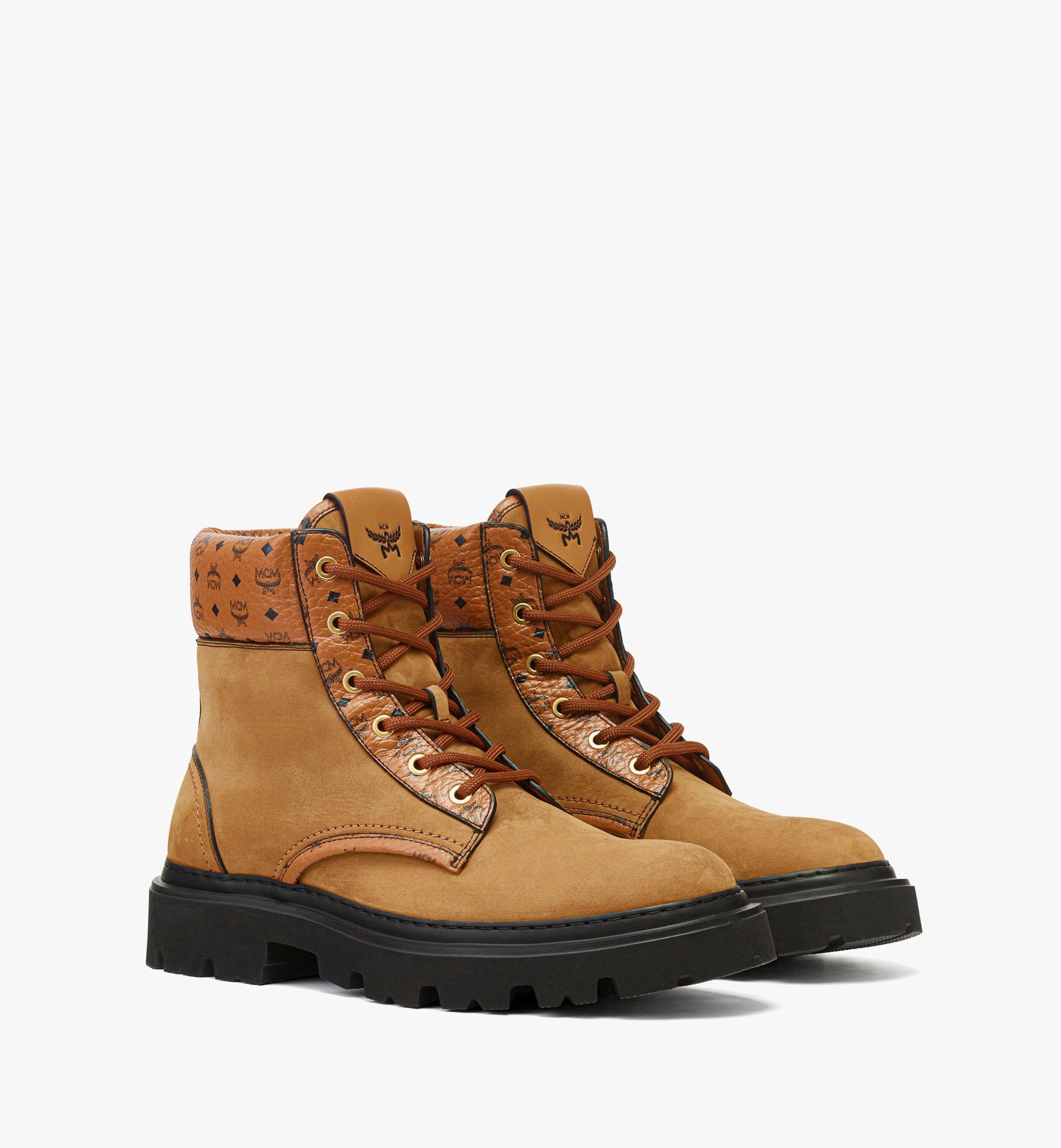 Knöchelhohe Stiefel aus Nubukleder mit Monogramm-Print