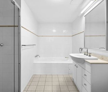 Spacious Two-Bedroom Apartment in the Heart of Collaroy - Photo 3