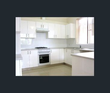 LARGE FOUR BEDROOM FAMILY HOME - Photo 4
