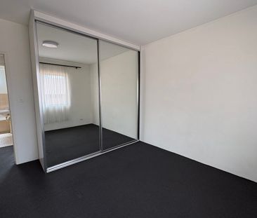 Neat & Tidy 2 bedroom unit located in quiet neighbourhood - Photo 2